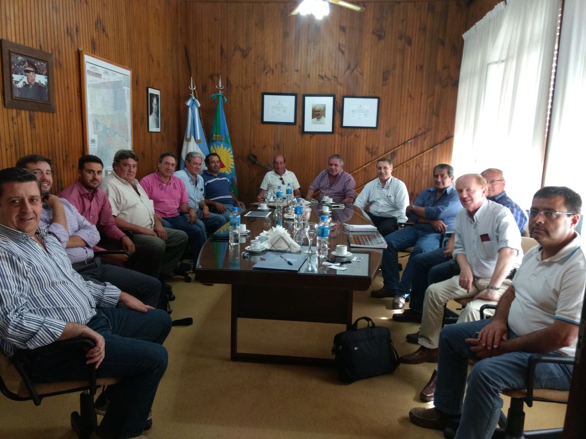 Caminos rurales: Reunión de tamberos con autoridades municipales y provinciales en Guaminí.